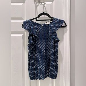 Blue pattern top w ruffle flutter sleeve